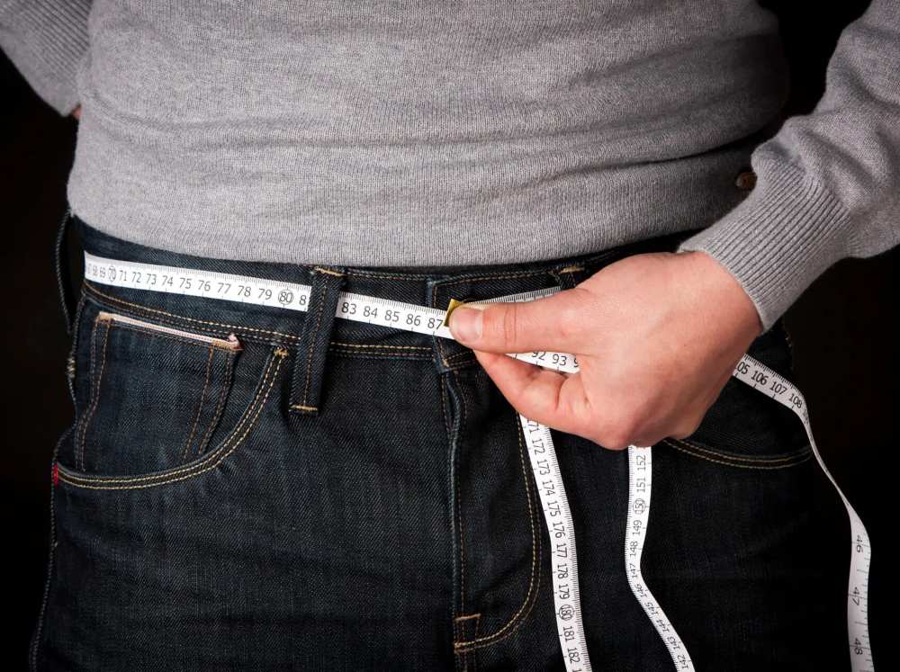 Cách đo vòng eo sử dụng thước dây mềm.