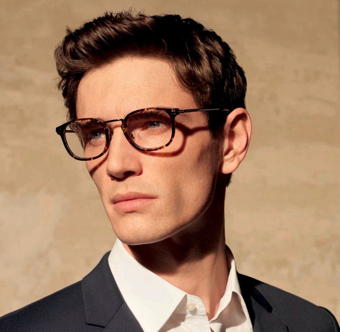 Trên mắt kính Montblanc luôn có dán mã Barcode giúp phân biệt thật giả.