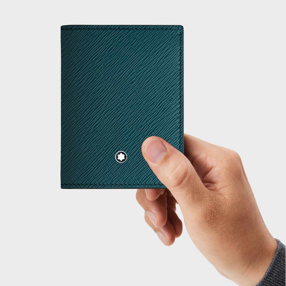 Trên tay mẫu ví đựng thẻ hàng hiệu Montblanc 198871 màu xanh.