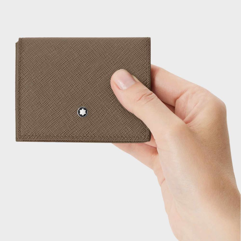 Trên tay ví đựng name card cao cấp Montblanc 198263 màu nâu.